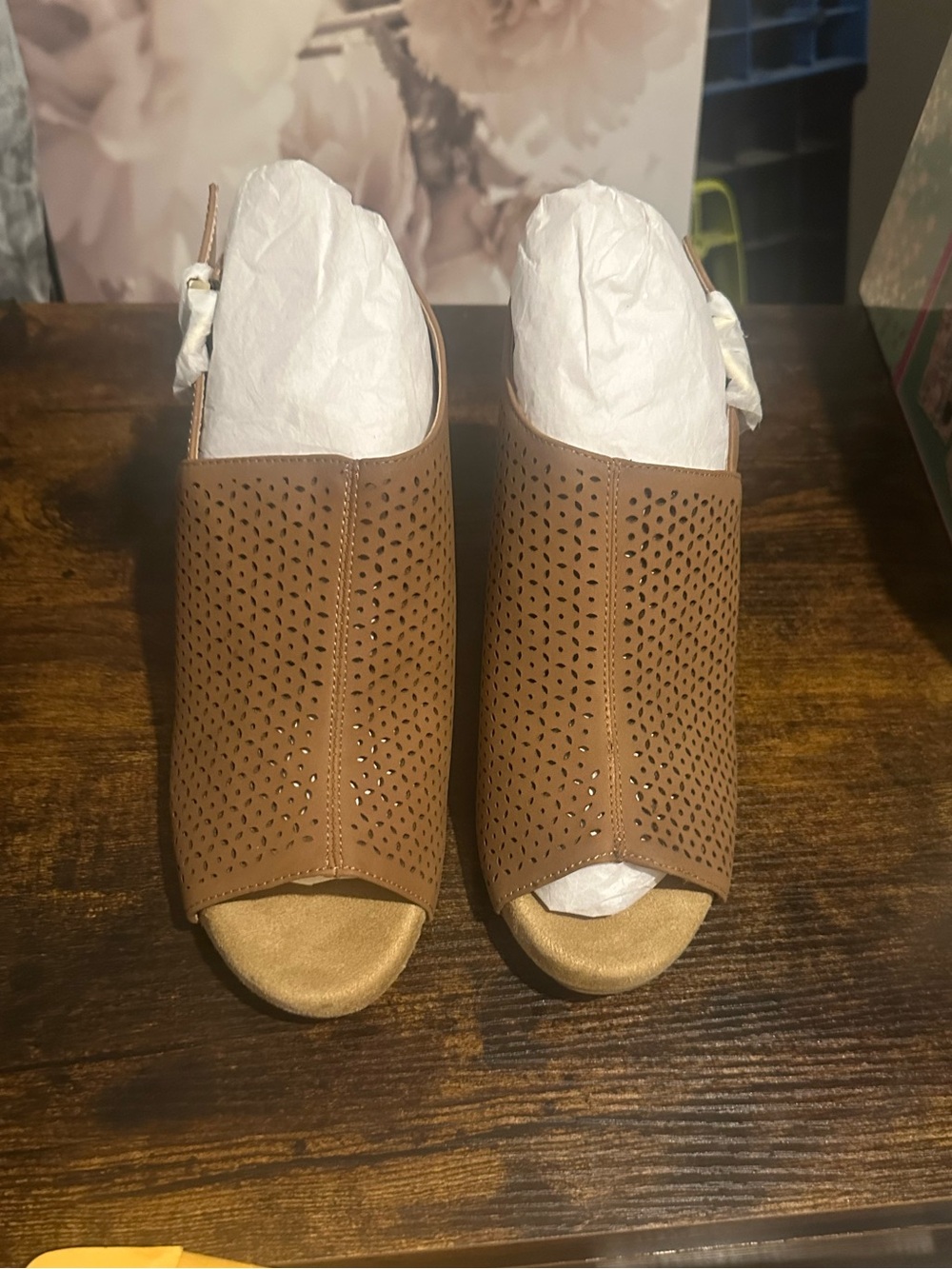 Giani Bernini Caramel and White Shoe Box
